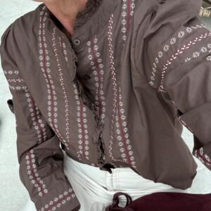 Camisa marrón bordada