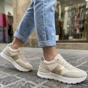 Zapatillas beige y doradas
