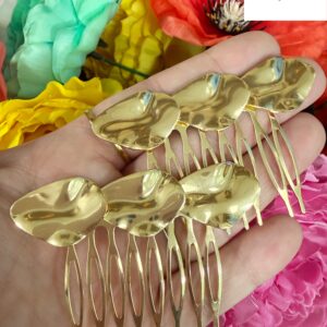 Peina dorada haciendo agua