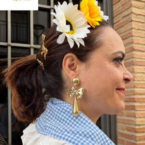 Pendiente lazo con lágrima dorada