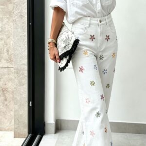 Pantalón vaquero blanco con flores bordadas