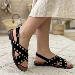 Sandalias planas negras con tachas