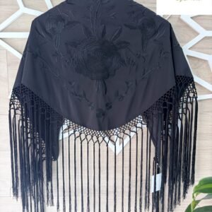 Mantón negro bordado al tono