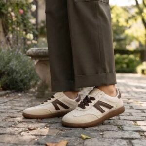 Zapatillas beige y marrón